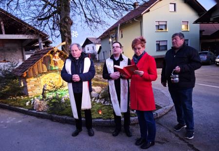 Jaslice sta ob prisotnosti številnih domačinov blagoslovila velesovski župnik Slavko Kalan in  cerkljanski župnijski upravitelj Martin Leban